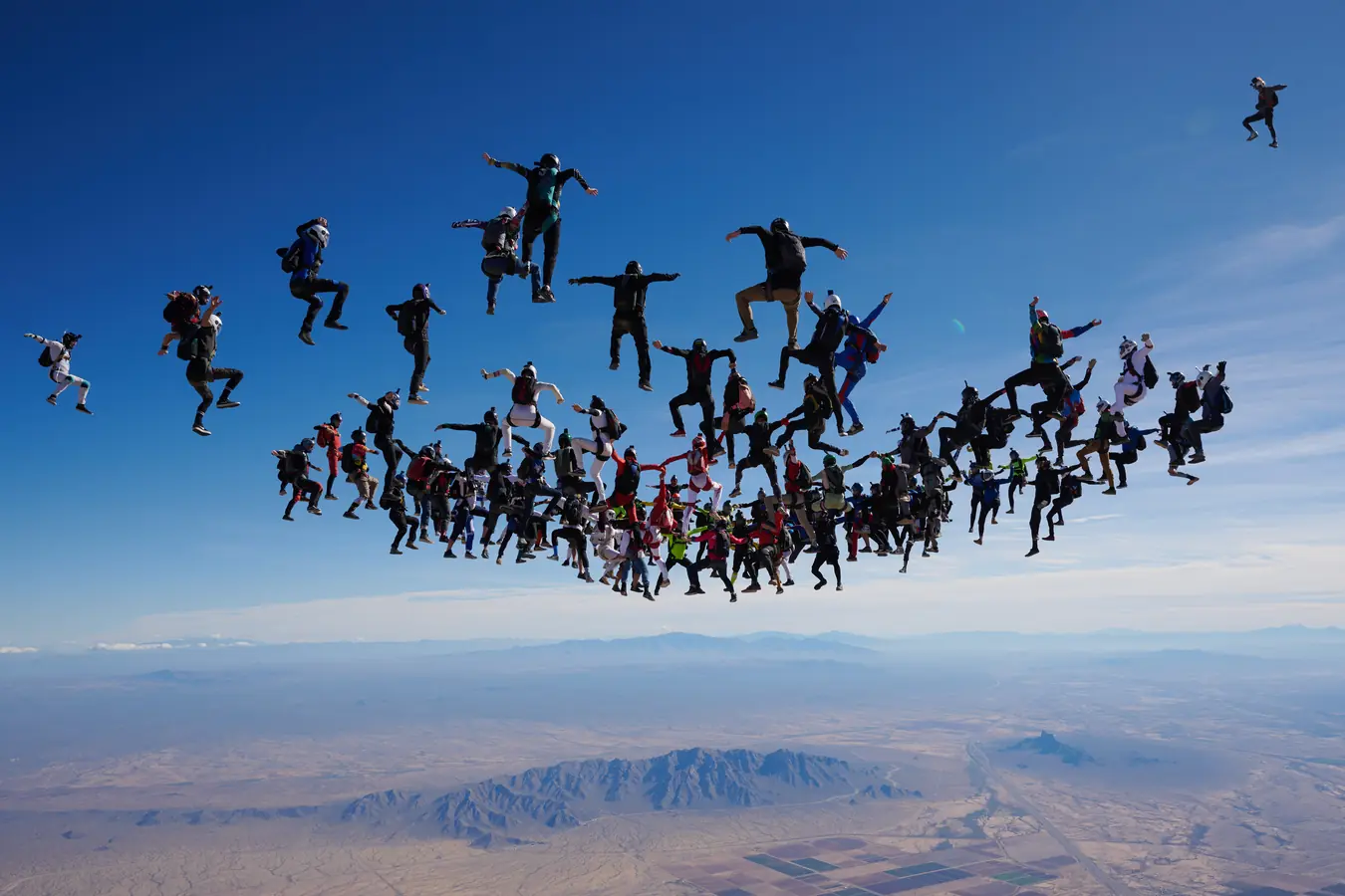 Grande formation de parachutistes au-dessus du désert, Arizona